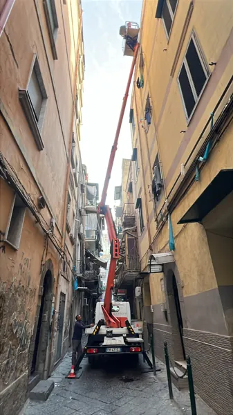 In quota: Piattaforma nei vicoli
