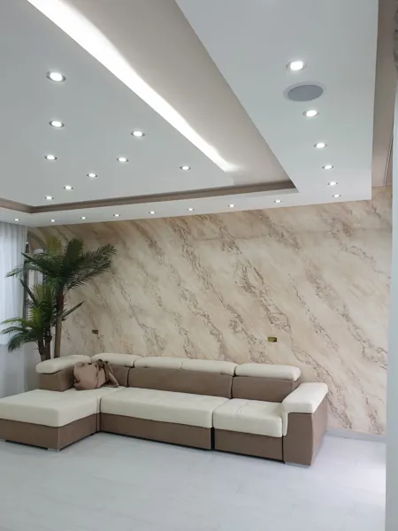 Soggiorno ristrutturato con controsoffitto e faretti